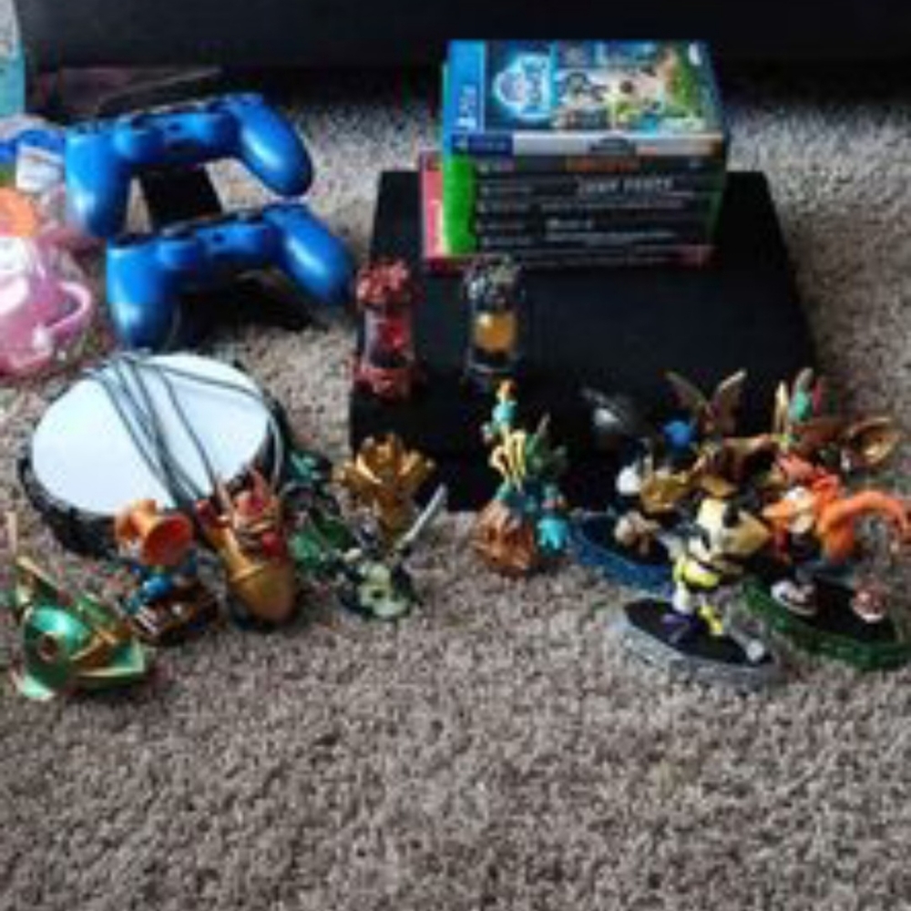 Ps4 with 2 controllers,skylanders, and vr headset